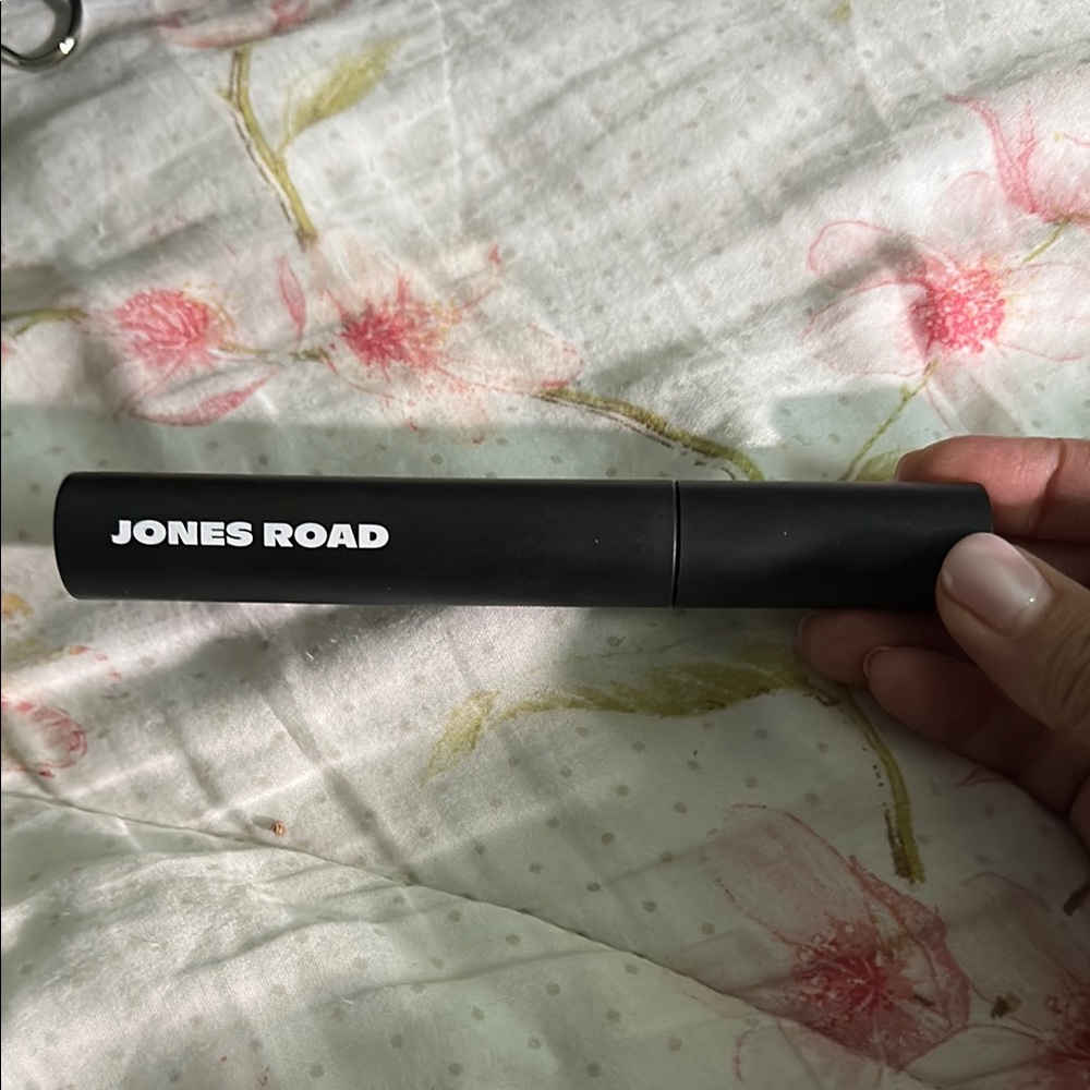 Jones Road Volumizing Mascara in Black